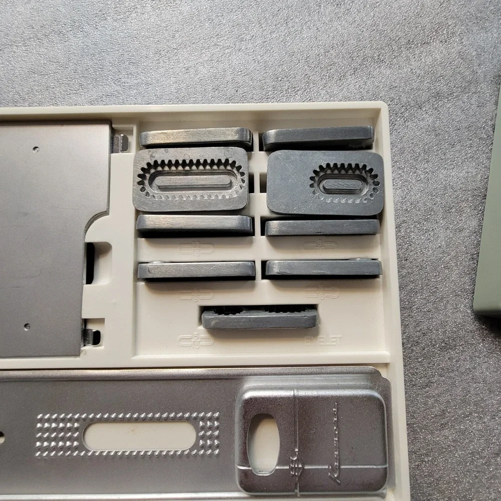 Sears Kenmore Metal Eyelet Template & Zig Zag Sewing Accessories 17 Book Disk‎